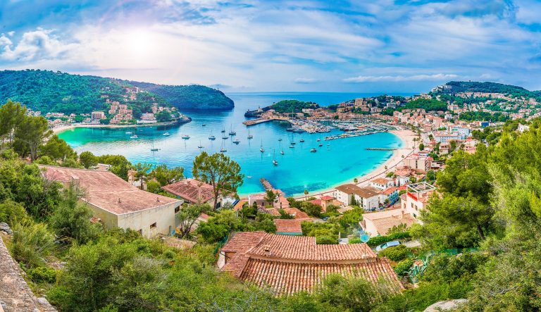 Vue panoramique du littoral espagnol, destination idéale pour les stages sportifs et séjours d'entraînement en Espagne