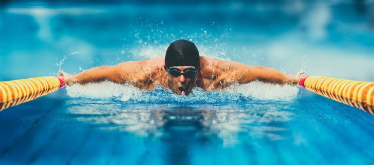 Nageur en pleine séance lors d’un stage de natation en bassin olympique