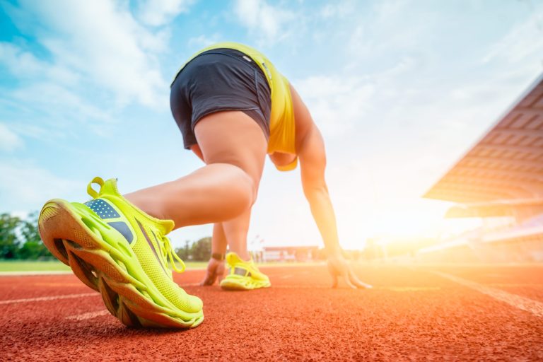Athlète au départ d'une séance d'entraînement sur piste d'athlétisme