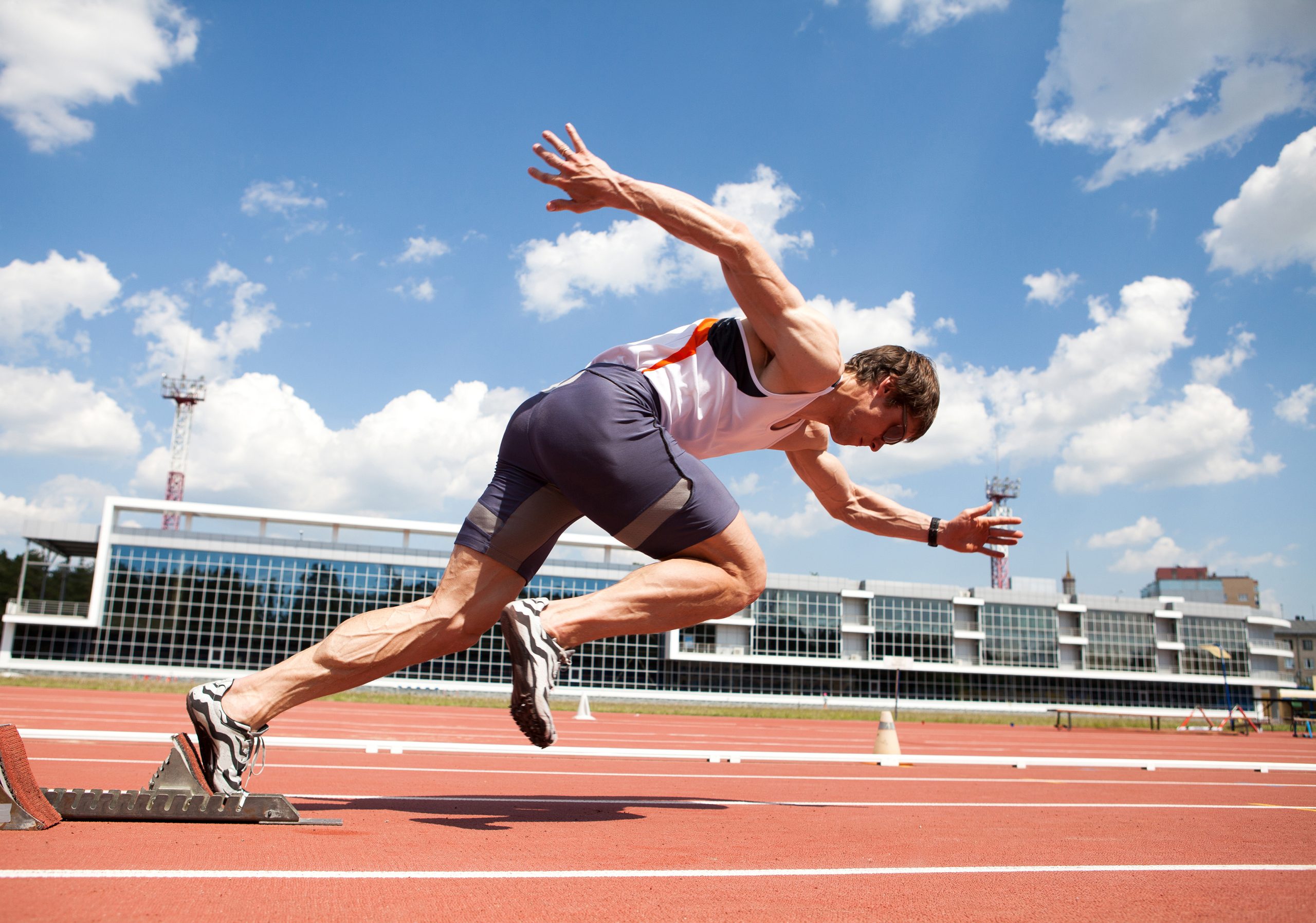 Athlète au départ d'un sprint sur piste d'athlétisme lors d'un stage d'entraînement Sport'n Go