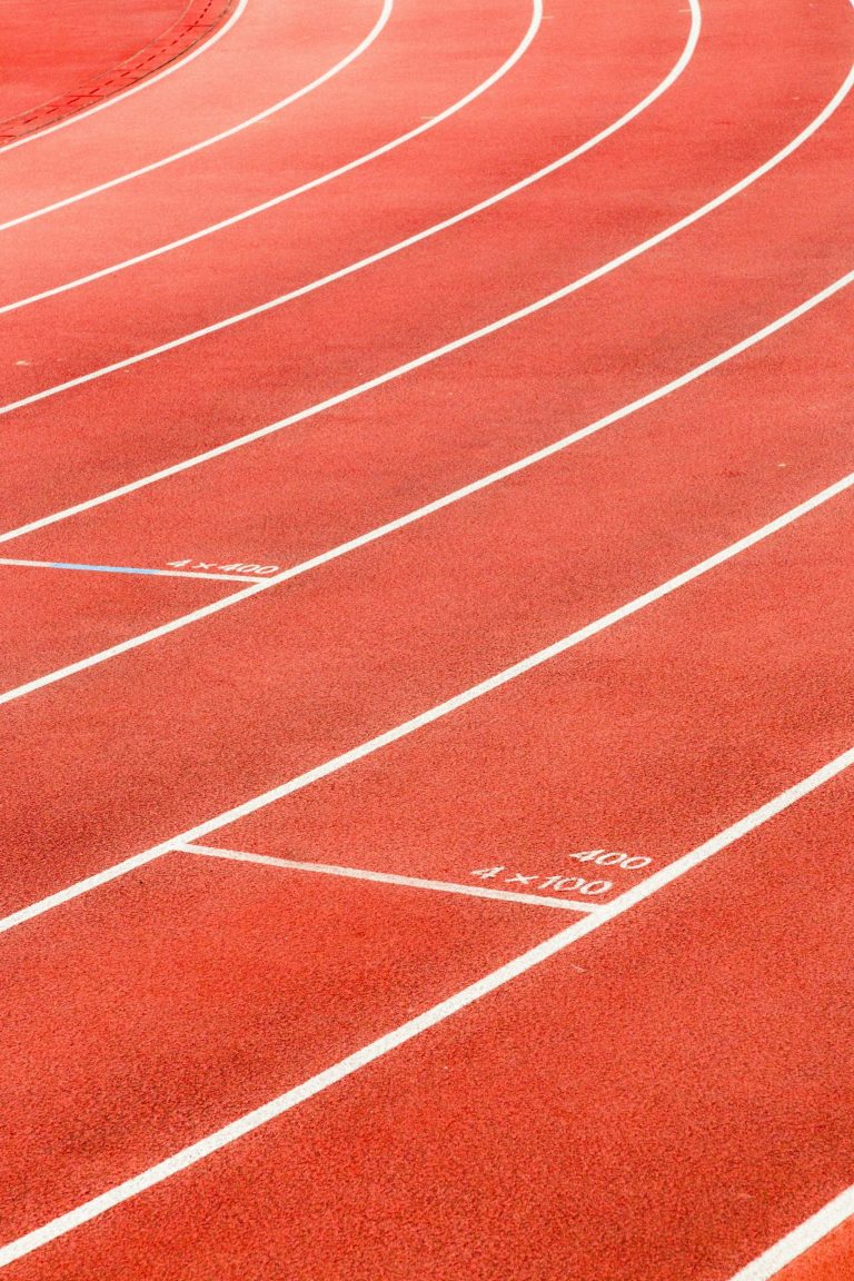 Piste d'athlétisme utilisée pour un stage sportif et une préparation physique