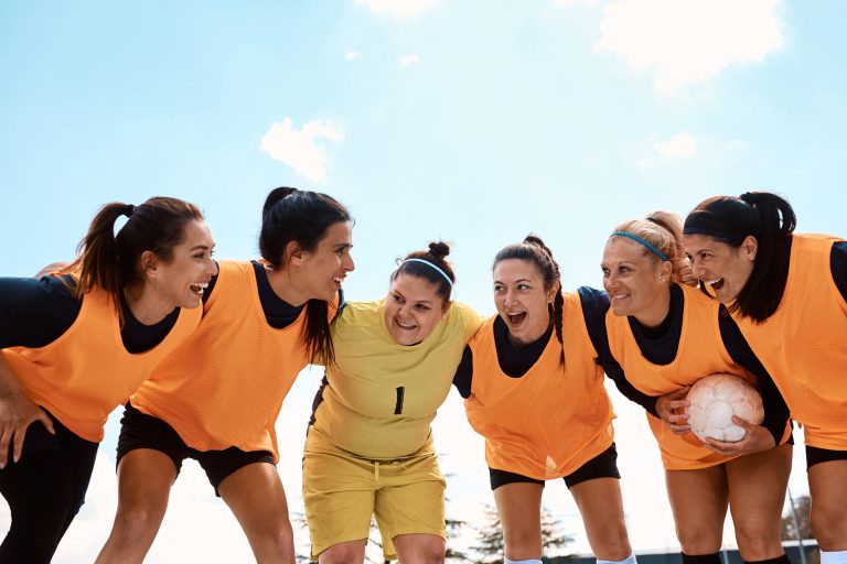 Équipe sportive féminine réunie avant une séance d'entraînement lors d'un stage sportif organisé par Sport'n Go