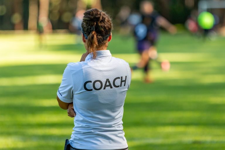 Coach sportif supervisant une séance d'entraînement lors d'un stage sportif organisé par Sport'n Go