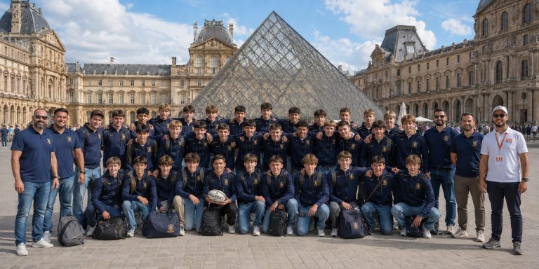 Groupe sportif international en visite au musée du Louvre à Paris dans le cadre d'un sports tour organisé par Sport'n Go